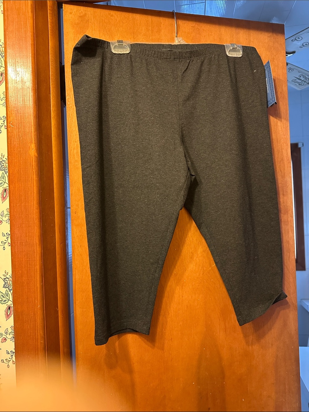 Vera Wang XXL Charcoal Gray Capri Leggings with Branded Tags